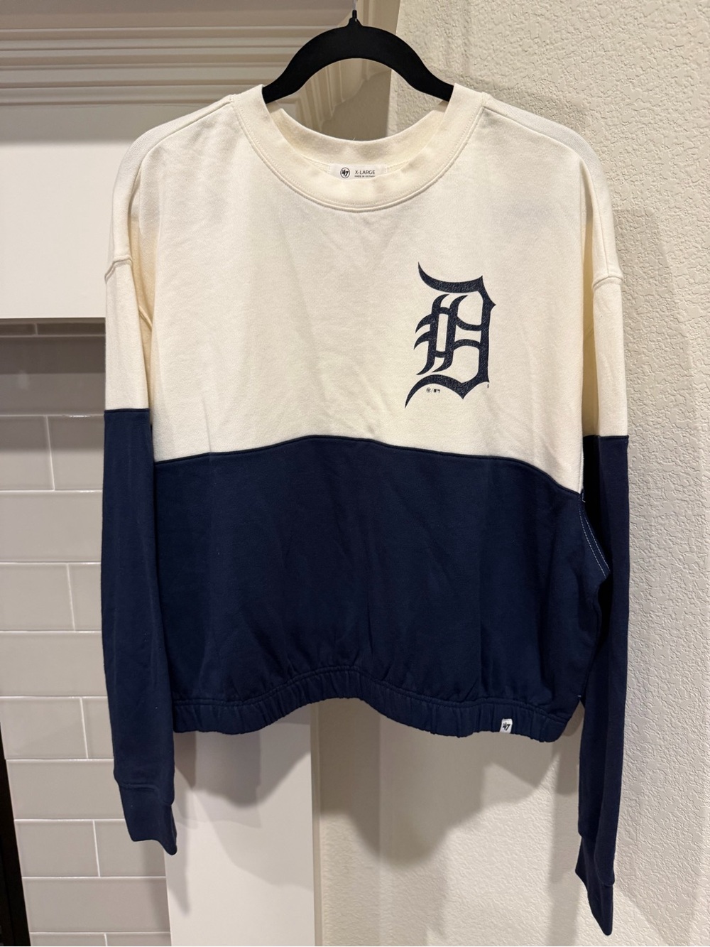 Detroit D Emblem Colorblock Crewneck Sweatshirt - Cream & Navy